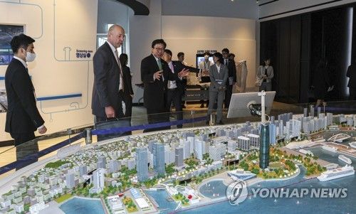 2030세계박람회 개최 장소 설명 듣는 BIE 실사단