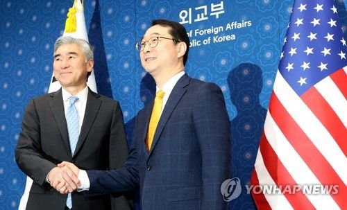 악수하는 한미 북핵 수석대표 악수