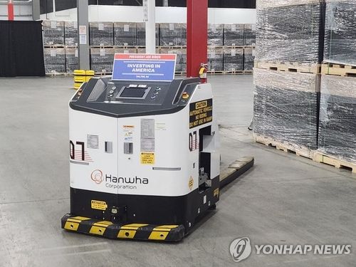 한화큐셀 공장에 설치된 바이든 美 대통령 경제구호