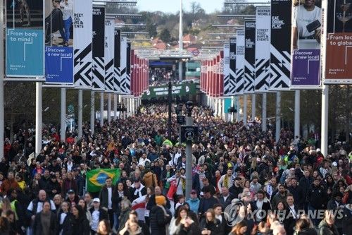 피날리시마를 보러 웸블리 스타디움으로 모여드는 팬들