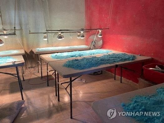 멕시코군이 검거한 마약조직의 펜타닐 알약 생산 현장