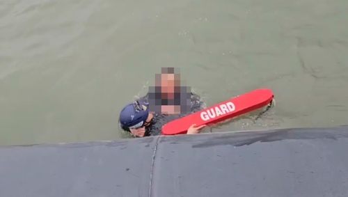 무의도 갯벌서 구조되는 관광객