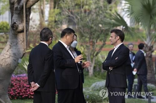 7일 광저우의 한 정원에서 담소 나누는 시진핑-마크롱