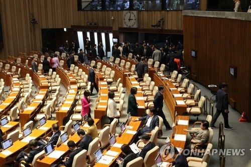 방통위원 추천안 표결 거부하며 본회의장 떠나는 국민의힘