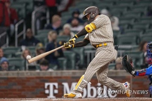 2루타 치는 김하성