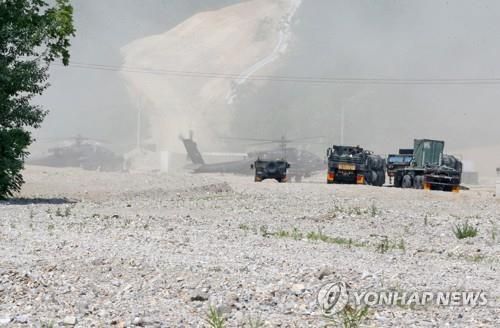 포항 수성사격장에 착륙한 미군 AH-64 아파치헬기