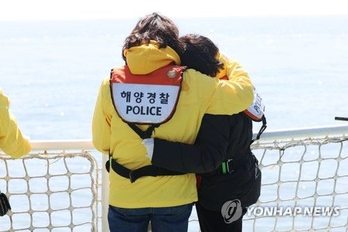 세월호 침몰 지점 바라보는 유가족