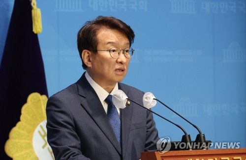 브리핑하는 권칠승 수석대변인