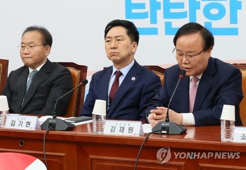 한 달여 만에 최고위 참석한 김재원 최고위원