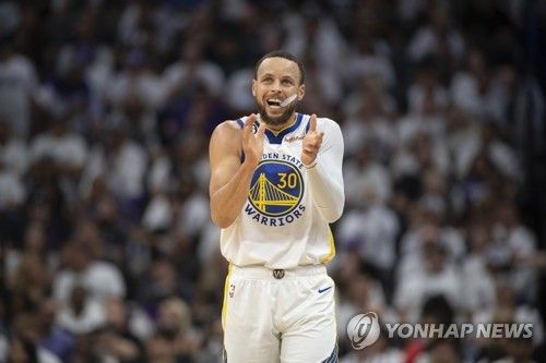 박수치는 스테픈 커리