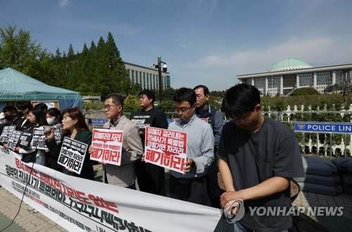 전세사기 피해자 대책위 기자회견 (서울=연합뉴스) 신준희 기자 = 28일 국회 앞에서 전세사기 깡통전세 피해자 전국대책위 주최로 정부 전세사기 특별법안 비판 기자회견이 열리고 있다. 2023.4.28 hama@yna.co.kr(끝)