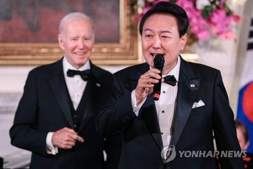 국빈 만찬서 노래 부르는 윤석열 대통령