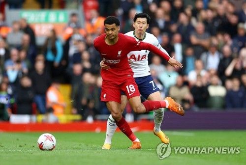 리버풀의 코디 각포를 잡아서 경고를 받은 손흥민 