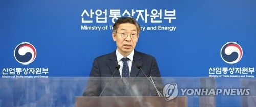 4월 수출입동향 발표하는 김완기 무역투자실장