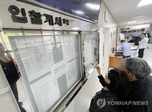 정부·은행업계, 전세사기 피해 주택 경매 유예 (인천=연합뉴스) 윤태현 기자 = 정부와 저축은행 업계가 전세사기 피해 주택에 대한 경매를 유예하기로 한 가운데 21일 오전 인천지방법원 입찰법정 앞에서 시민들이 입찰 게시판을 살펴보고 있다. 2023.4.21 tomatoyoon@yna.co.kr(끝)