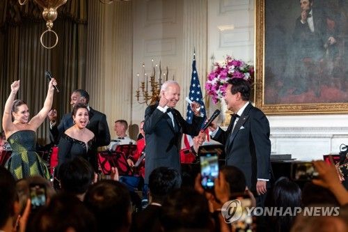 윤 대통령 열창에 환호하는 바이든 대통령