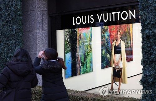 서울의 한 백화점 루이비통 매장. [연합뉴스 자료사진]