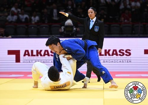 나가세 무너뜨리는 이준환(오른쪽)