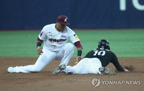 오지환 '도루 세이프'