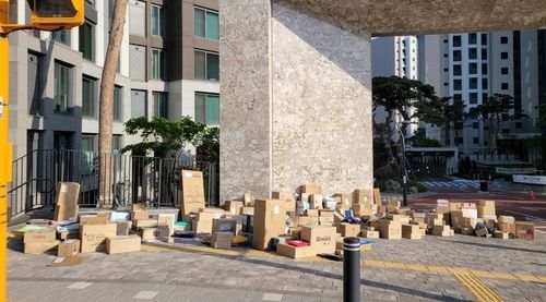 그대로 쌓인 택배