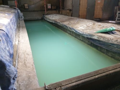 쇠 파이프 건조 작업이 이루어지는 온수조