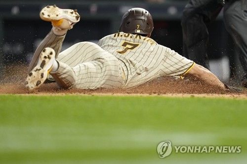 헤드 퍼스트 슬라이딩으로 득점하는 김하성