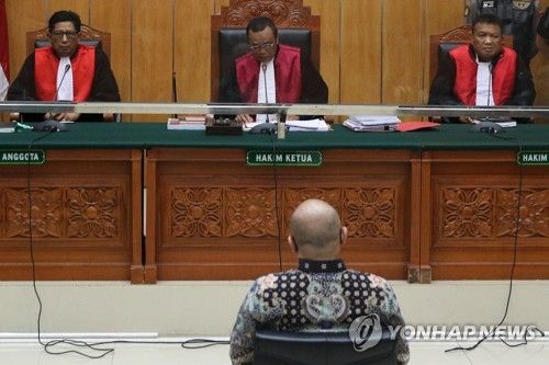 재판받는 테디 미나하사 전 청장