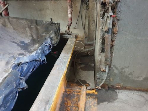 A씨가 빠진 온수조와 벽의 틈