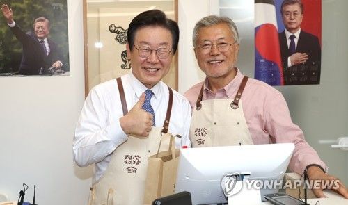 문 전 대통령과 이 대표 '엄지척'