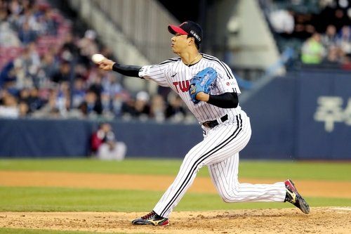 최연소 100홀드를 달성한 LG 정우영