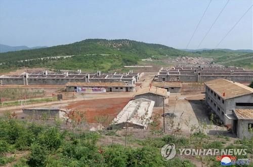 북한 김정은 국무위원장이 2020년 현지 지도한 광천닭공장 건설 현장.