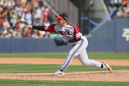 LG 신인 투수 박명근의 힘찬 투구