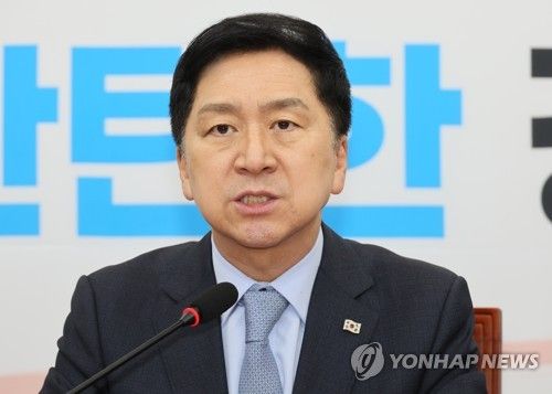 발언하는 김기현