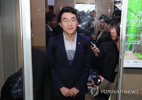 취재진 질문에 답하는 김남국 의원