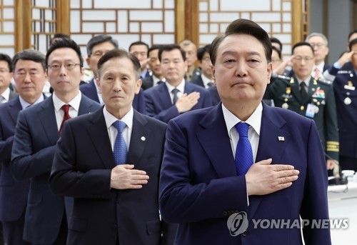 국기에 경례하는 윤석열 대통령과 김관진 전 장관