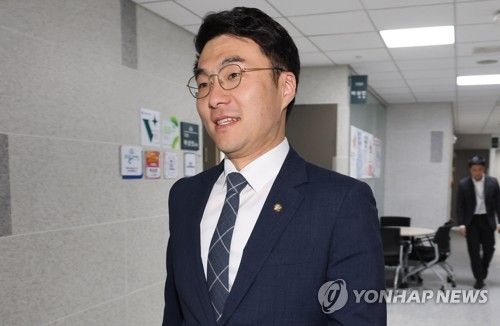 의원회관 의원실로 향하는 김남국 의원