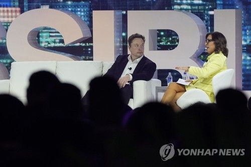 미국 플로리다주에서 열린 마케팅 콘퍼런스에서 일론 머스크와 대담하는 린다 야카리노 NBC유니버설 광고책임자