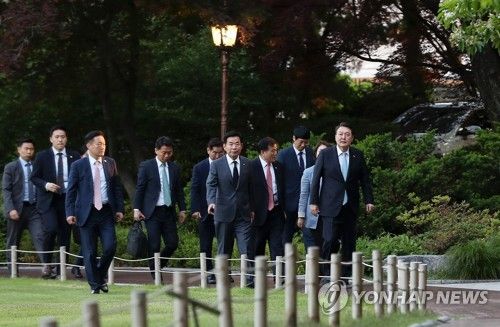 청와대 함께 걷는 윤석열 대통령과 김진표 의장