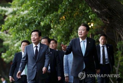 청와대 함께 걷는 윤석열 대통령과 김진표 의장