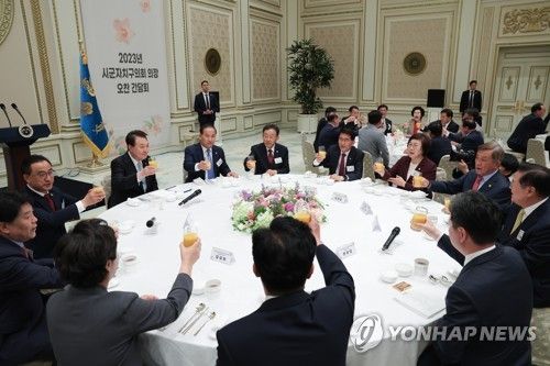 참석자들과 건배하는 윤석열 대통령