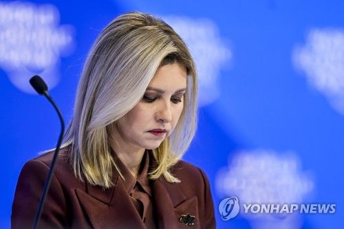 다포스포럼서 연설하는 올레나 젤렌스카 우크라 영부인