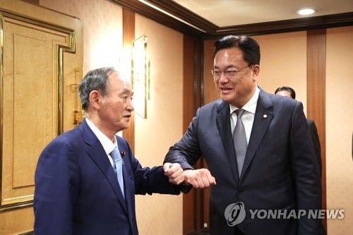 스가 전 총리와 인사하는 정진석 의원