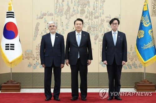 주한 이란 대사와 기념촬영하는 윤석열 대통령