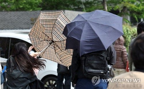 '소나기에 돌풍까지'