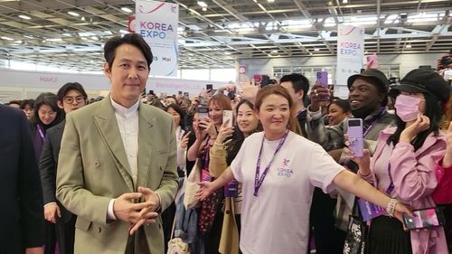 프랑스 파리에서 열린 '코리아 엑스포'를 찾은 배우 이정재