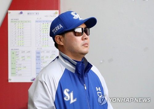 경기 지켜보는 박진만 감독