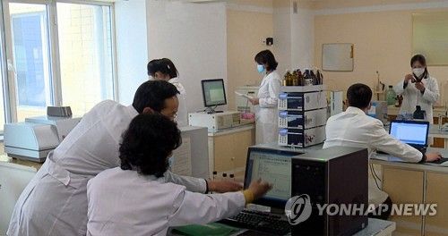 지난달 북한 매체가 소개한 화학농약 연구개발 모습