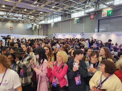 '오징어 게임' 이정재를 기다리는 프랑스 팬들