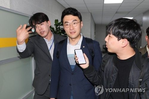 의원회관 의원실 나서는 김남국 의원