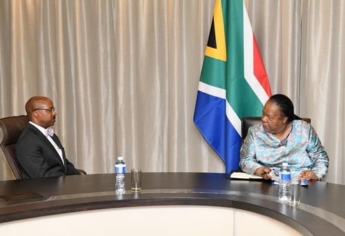 나레디 판도르(오른쪽) 남아공 외무장관과 루번 브리지티(왼쪽) 주남아공 미국대사